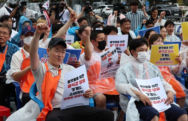 서울 용산구 대통령실 앞에서 배달 라이더, 상점주, 시민사회공동항의행동 활동가들이 배달플랫폼 규제 촉구 집회를 열며 배달앱 문제 공론화를 위해 나섰다. [사진 출처=뉴시스]