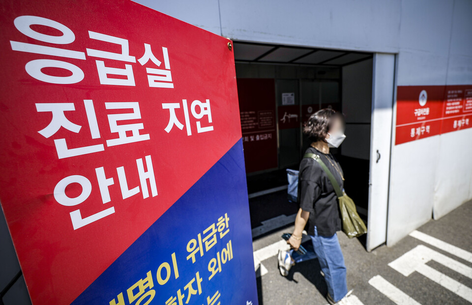 28일 서울의 한 대학병원 응급실 앞에 진료 지연 안내 배너가 세워져 있다. 의대증원 사태로 응급실이 마비 상태에 이르렀다. 의료계에 따르면 중증 환자가 치료 받을 응급실을 찾지 못하고 병원을 전전하는 ‘응급실 뺑뺑이’ 현상이 이어지고 있는 것으로 알려졌다. [사진제공=뉴시스]