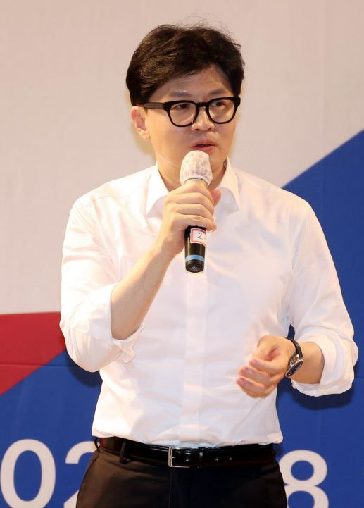 국민의힘 한동훈 대표가 지난 29일 오후 인천 중구 용유로 인천국제공항공사 인재개발원에서 열린 2024 국민의힘 국회의원 연찬회 만찬에서 인사말을 하고 있다. [사진출처=뉴시스]<br>