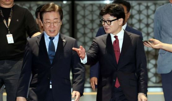 국민의힘 한동훈 대표와 더불어민주당 이재명 대표가 지난 1일 서울 여의도 국회에서 열린 국민의힘-더불어민주당 당 대표 회담을 마치고 이동하며 대화하고 있다.&nbsp;[사진출처=뉴시스]<br>