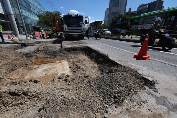 30일 서울 서대문구 연희동 성산로 인근 도로에서 싱크홀 복구작업이 진행되고 있다. [사진제공=뉴시스]