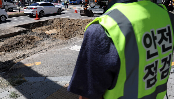 30일 서울 서대문구 연희동 성산로 인근 도로에서 싱크홀 복구작업이 진행되고 있다. [사진제공=뉴시스]
