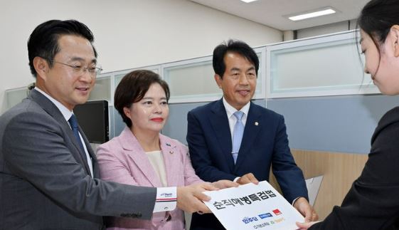 더불어민주당 박성준(왼쪽부터) , 조국혁신당 정춘생,&nbsp; 진보당 윤종오 의원이 3일 오후 서울 여의도 국회 의안과에 야 5당이 공동발의한 순직해병특검법안을 제출하고 있다.&nbsp;[사진출처=뉴시스]<br>