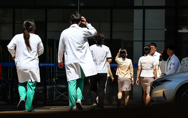 30일 서울 시내의 한 대학병원에서 의료진들이 이동하고 있다. [사진제공=뉴시스]