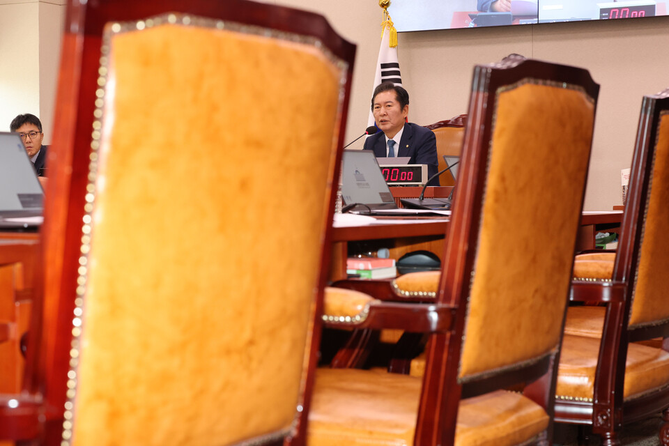 4일 오전 서울 여의도 국회에서 열린 법제사법위원회 전체회의에서 정청래 법사위원장이 채 상병 특검법 상정에 반대하며 불참한 국민의힘 의원들의 빈자리를 보며 발언하고 있다. [사진제공=뉴시스]