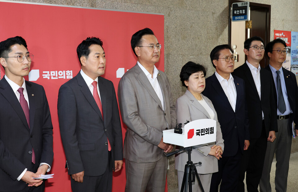 4일 서울 여의도 국회에서 법제사법위원회 유상범(왼쪽 세 번째) 국민의힘 간사를 비롯한 의원들이 '민주당의 법제사법위원회 일방적 진행 규탄 성명'을 발표하는 기자회견을 하고 있다. [사진제공=뉴시스]