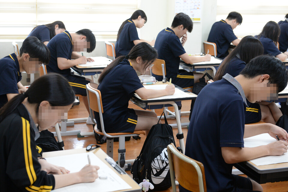 2025학년도 대학수학능력시험(수능)을 앞두고 4일 울산 소재 한 고등학교에서 3학년 학생들이 9월 모의고사를 치르고 있다. [사진제공=뉴시스]