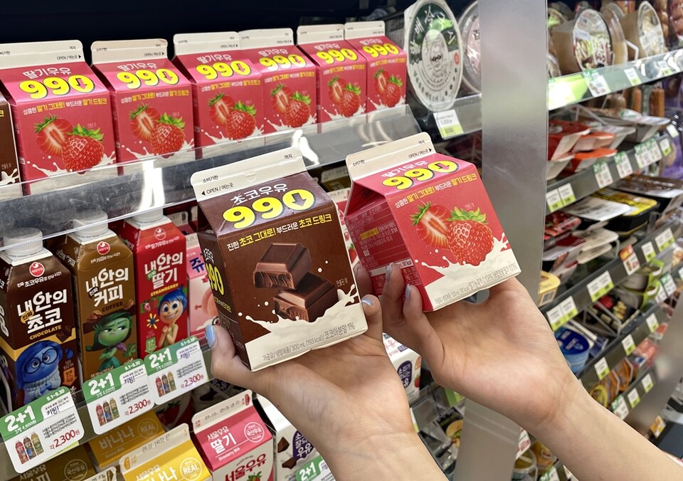 CU가 가성비 가공유&nbsp;990원 초코·딸기 우유 2종을 출시했다. [사진출처=BGF리테일]