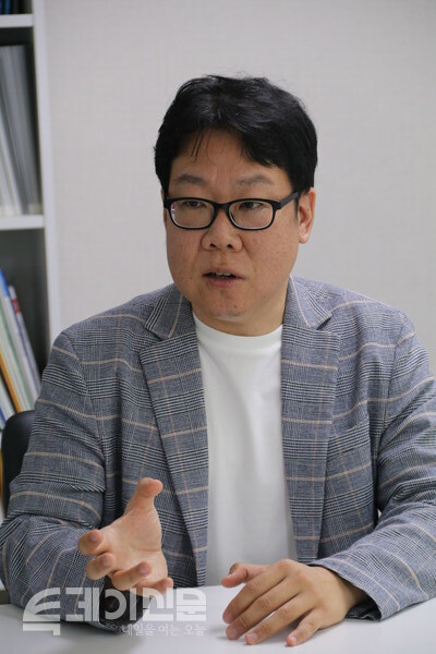 국제인공지능윤리협회(IAAE) 전창배 이사장이 &lt;투데이신문&gt;과 인터뷰를 진행하고 있다. ⓒ투데이신문