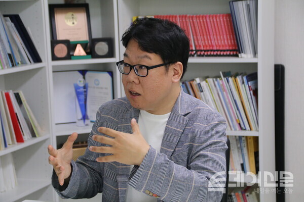 국제인공지능윤리협회(IAAE) 전창배 이사장이 &lt;투데이신문&gt;과 인터뷰를 진행하고 있다. ⓒ투데이신문