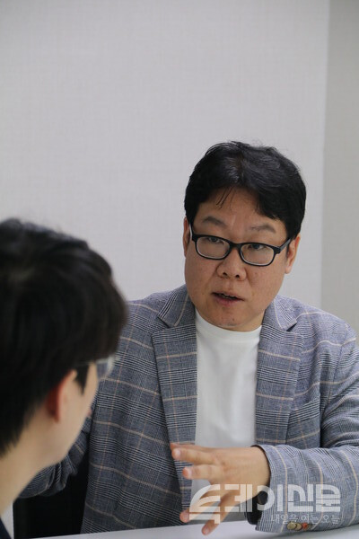 국제인공지능윤리협회(IAAE) 전창배 이사장이 &lt;투데이신문&gt;과 인터뷰를 진행하고 있다. ⓒ투데이신문