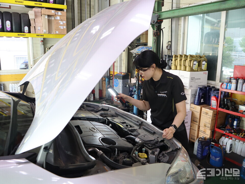 황신원씨가 자동차 점검을 하고 있는 모습.&nbsp;ⓒ투데이신문
