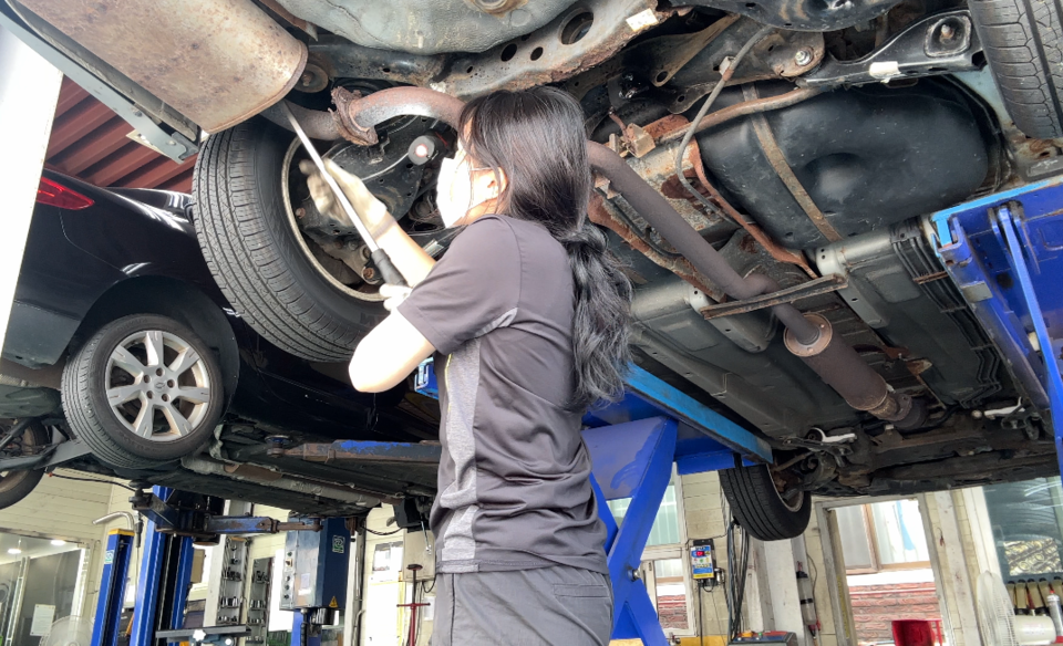 황씨가 자동차 정비 업무를 진행하고 있다. [사진제공=본인]