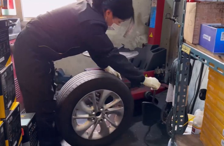 황씨가 정비 업무의 일환으로 자동차 바퀴를 다루고 있다. [사진제공=본인]