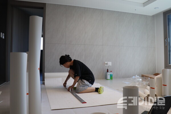 인테리어 시공업자 권예진씨가 필름 작업에 필요한 시트지를 재단하고 있다.&nbsp;ⓒ투데이신문