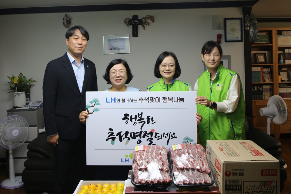 진주 한 그룹홈 가정에서 LH 임직원 및 관계자들이 후원물품 전달 후 기념촬영을 하고 있다. [사진제공=한국토지주택공사]<br>