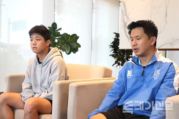 이한별 감독(오른쪽), 김재민 골키퍼(왼쪽)가&nbsp;인터뷰에 응하고 있다.&nbsp;ⓒ투데이신문