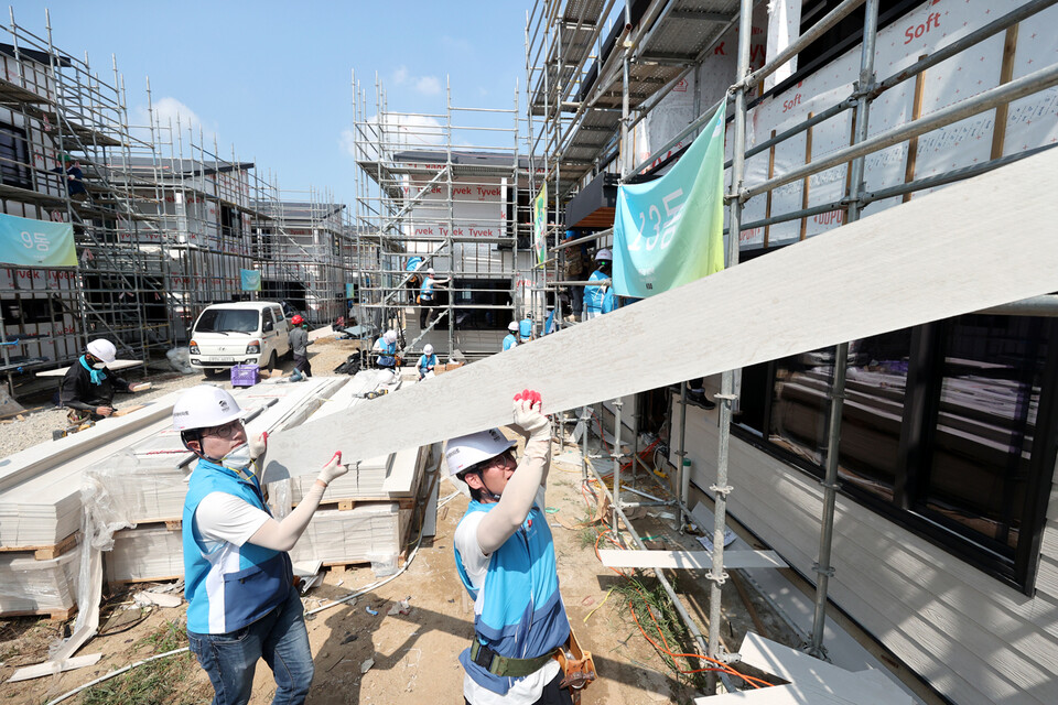 대우건설 임직원들이 희망의 집짓기 봉사활동을 하고 있다. [사진제공=대우건설]