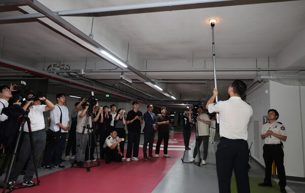 인천 서구의 한 아파트 지하주차장에서 소방관들이 화재감지기 점검을 실시하고 있다. [사진제공=뉴시스]