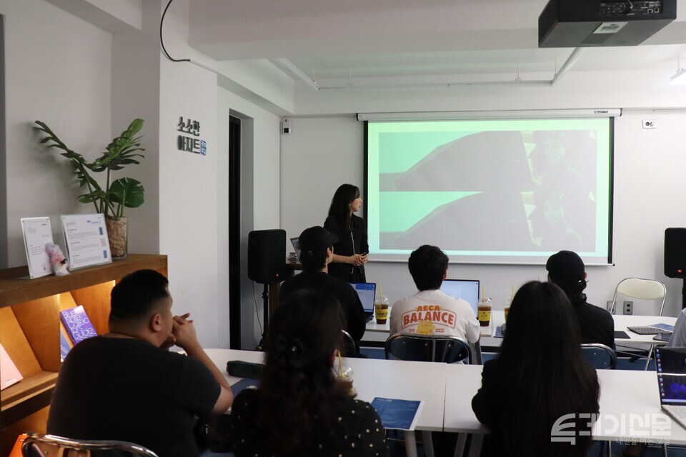 투데이신문 청년플러스포럼이 20일 주최한 ‘디지털 마인드셋’ 오픈세미나에서 참여자들이 영상을 시청하고 있다. ⓒ투데이신문