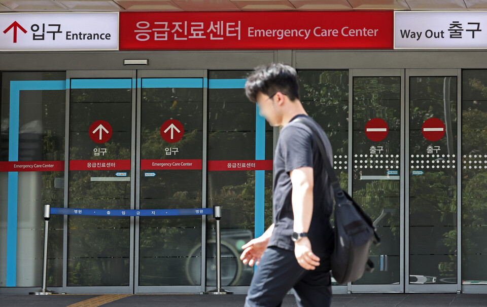 3일 서울 시내 한 대형병원 응급실 앞에 시민이 걸음을 옮기고 있다. [사진제공=뉴시스]