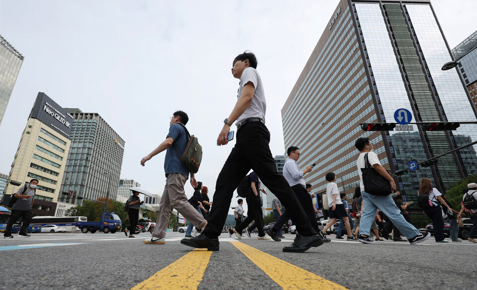 지난 19일 서울 종로구 광화문 인근에서 시민들이 걸어가고 있다. [사진제공=뉴시스]