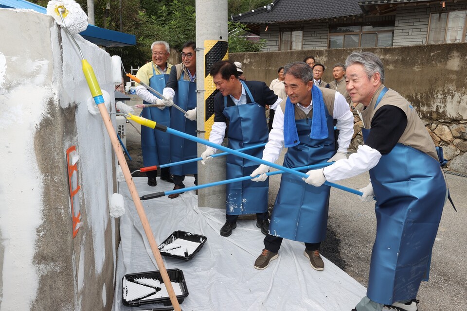 농협중앙회 강호동 회장(오른쪽 첫 번째), 더불어민주당 윤준병 의원(오른쪽 두 번째), 정읍시 이학수 시장(오른쪽 세 번째) 등이 지난 23일 전북 정읍시 부암마을에서 사랑의 집고치기 봉사활동을 하고 있다. [사진제공=농협중앙회]