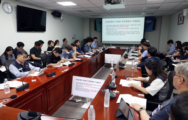 지난달 28일 서울 여의도 국회 의원회관에서 대한항공-아시아나항공 합병 실익을 재검토하는 토론회가 열리고 있다. [사진출처=뉴시스]