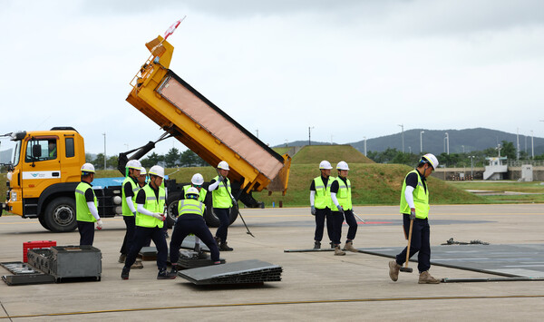 지난달 21일 북한의 '오물풍선'으로 인천공항 활주로에 폭파구가 발생한 상황을 가정해 긴급 훈련이 진행되고 있다. [사진제공=뉴시스]
