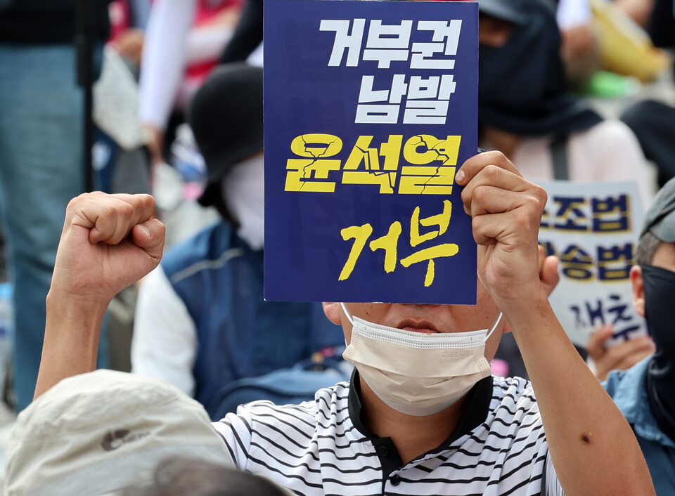 17일 오후 서울 종로구 새문안로에서 거부권거부비상행동, 언론장악저지공동행동, 노조법 2.3조 운동본부, 민주노총이 주최한 노조법·방송법 쟁취! 8.17 거부권 거부 범국민 대회에서 참석자들이 구호를 외치고 있다. 2024. 08. 17. [사진제공=뉴시스]