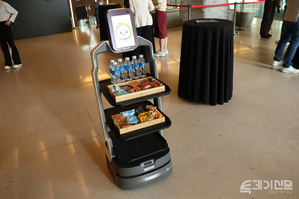 26일&nbsp; ‘제6회 청년플러스포럼’에서 AI를 활용한 비로틱스 배민 서빙로봇 ‘딜리플레이트S’가 사람을 대신해 간식거리를 서빙하고 있다.ⓒ투데이신문