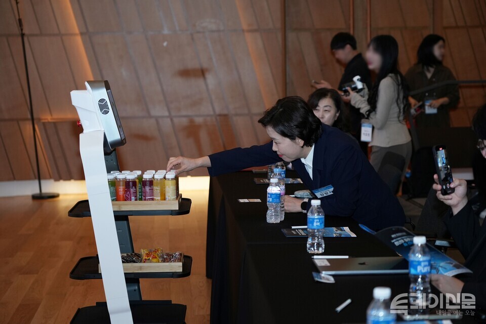 26일 오후 서울 중구 페럼타워 페럼홀에서 ‘제6회 청년플러스포럼’에서 진행된 가운데&nbsp;AI를 활용한 비로틱스 배민 서빙로봇 ‘딜리플레이트S’가 최적의 루트를 스스로 탐색해 양향자 전 국회의원에게 간식거리를 서빙하고 있다.&nbsp;ⓒ투데이신문