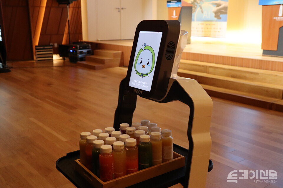 26일 오후 서울 중구 페럼타워 페럼홀에서 ‘제6회 청년플러스포럼’이&nbsp;전개된 가운데 AI를 활용한 비로틱스 배민 서빙로봇 ‘딜리플레이트S’가 청년플러스포럼 캐릭터 ‘청플이’를 보여주며 주스 서빙을 대기하고 있다. ⓒ투데이신문