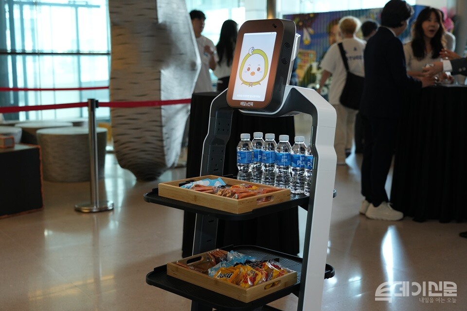 26일 오후 서울 중구 페럼타워 페럼홀에서  ‘제6회 청년플러스포럼’에서 진행된 가운데&nbsp;AI를 활용한 비로틱스 배민 서빙로봇 ‘딜리플레이트S’가 장해물을 피해 포럼에 참석한 관계자들에게 간식거리를 서빙하고 있다.&nbsp;ⓒ투데이신문