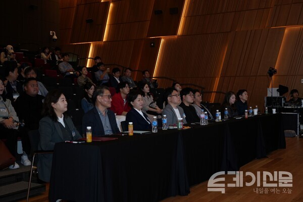 투데이신문사와 청년플러스포럼이 26일 서울 중구 페럼타워 페럼홀에서 ‘청년의 미래보증서: AI 리터러시’를 주제로 제6회 청년플러스포럼을 진행하고 있다. ⓒ투데이신문