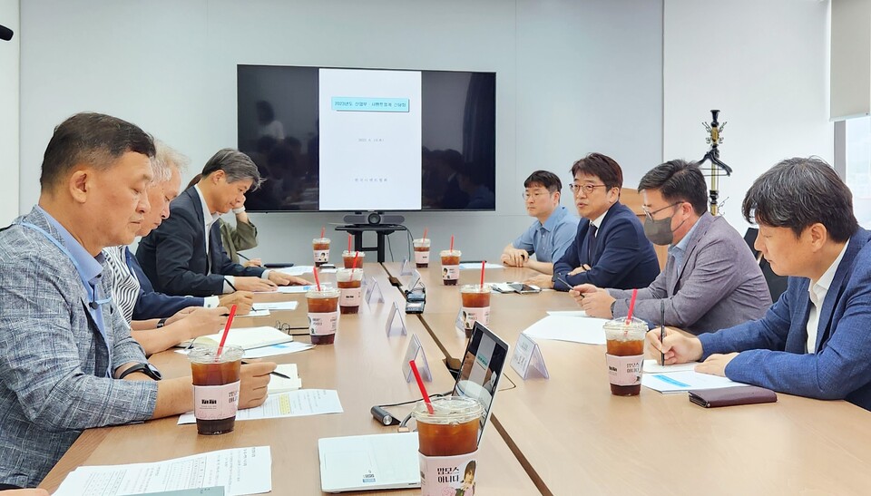 지난해 6월 서울시 강남구 한국시멘트협회 회의실에서 산업통상자원부가 주최한 시멘트 수급현황과 시장동향 점검을 위한 시멘트 업체 간담회가 열리고 있다. [사진제공=산업통상자원부]