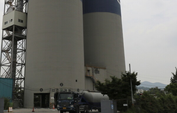 한 시멘트 출하공장에 운송차량이 드나들고 있다. [사진제공=뉴시스]