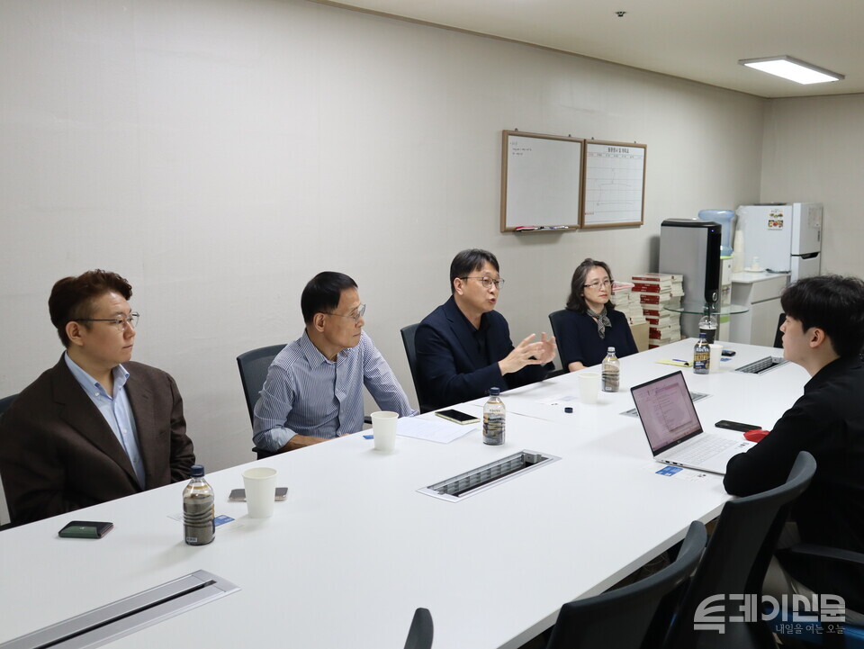 &lt;투데이신문&gt;은 '新테크노크라시' 기획 관련 기술 의존적 사회의 미래 및 과학 기술 발전으로 인한 권력 지배구조 재편을 주제로 좌담회를 진행했다. 왼쪽부터 IT커뮤니케이션연구소 김덕진 소장, 책 ‘AI예감’ 저자 베가북스 권기대 대표, 아시아미래인재연구소 최윤식 소장, 정보인권연구소 장여경 상임이사 ⓒ투데이신문