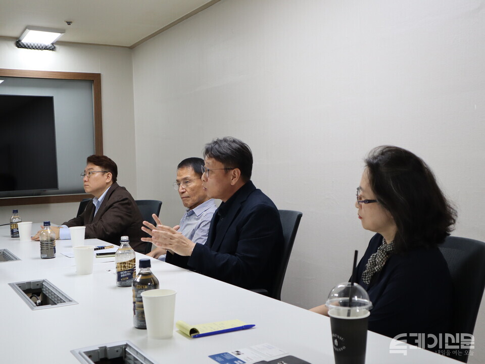 <투데이신문>이 진행한 좌담회에 김덕진 소장, 권기대 대표, 최윤식 소장, 장여경 상임이사가 참석해 인터뷰를 진행하고 있다. ⓒ투데이신문