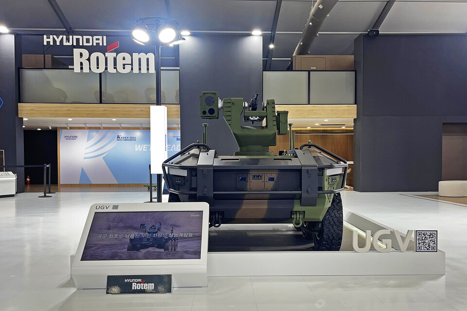 현대로템이 KADEX 전시관에 비치한 HR-셰르파 [사진제공=현대로템]