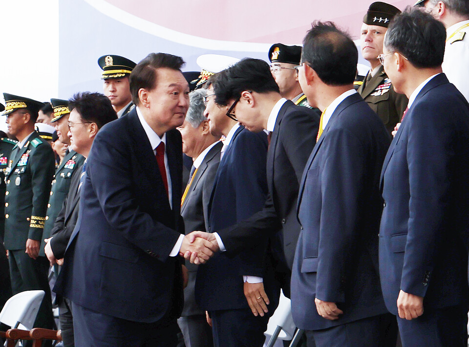 윤석열 대통령이 지난 1일 성남 서울공항에서 열린 건군 제76주년 국군의날 기념식을 마친 뒤 퇴장하며 한동훈 국민의힘 대표와 악수하고 있다. [사진제공=뉴시스]