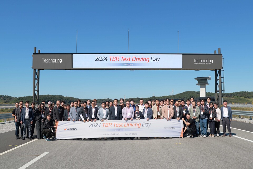 한국타이어 관계자들과 초청객들이 지난 2일 충남 태안에서 한국타이어의 트럭용 타이어를 테스트 드라이빙하는 행사를 마치고 기념 촬영을 하고 있다. [사진제공=한국타이어]