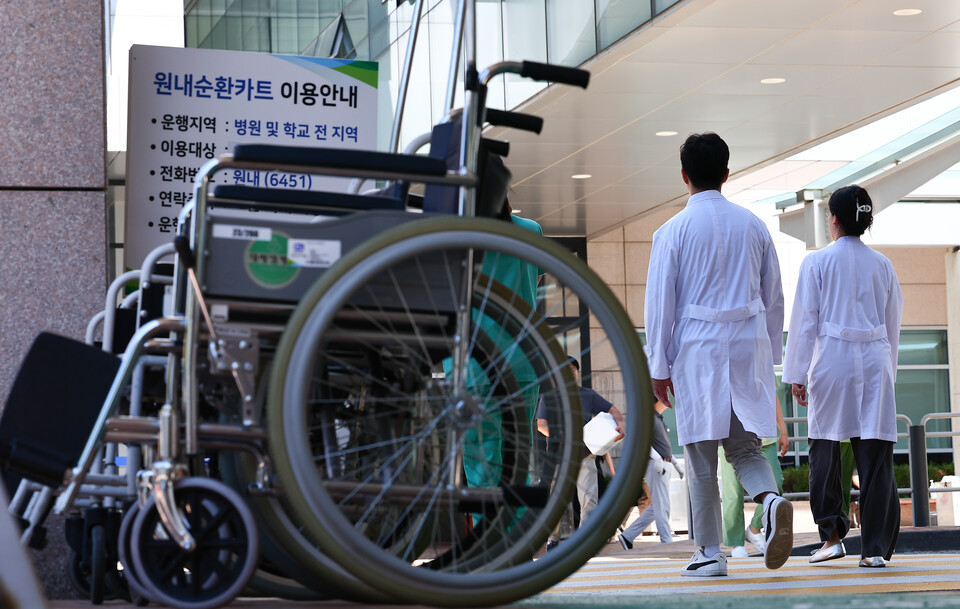 한 대학병원에서 의료진들이 걸음을 옮기고 있다. [사진제공=뉴시스]