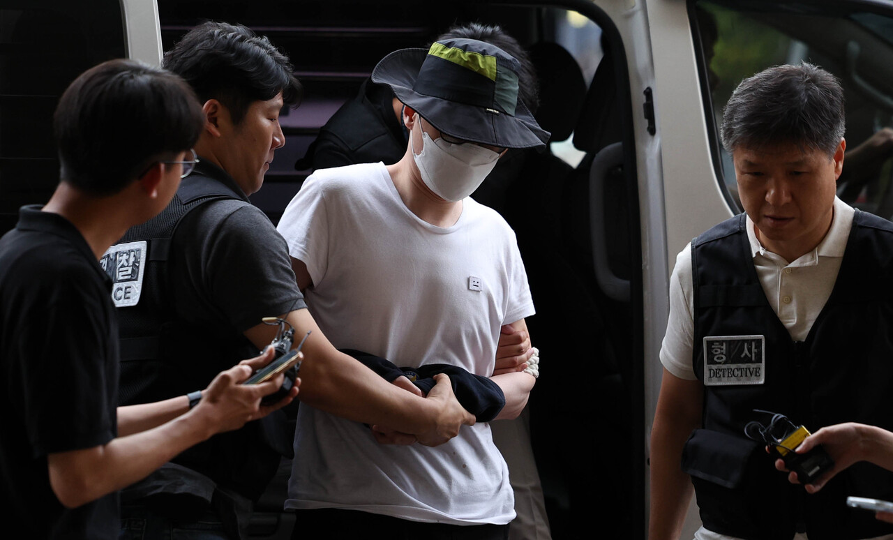 서울 은평구의 한 아파트 단지에서 같은 아파트 주민에게 일본도를 휘둘러 살해한 30대 남성 백씨가 지난 8월 1일 서울 마포구 서울서부지법에서 진행된 살인 혐의 영장실질심사(구속 전 피의자심문)에 출석하고 있다. [사진제공=뉴시스]