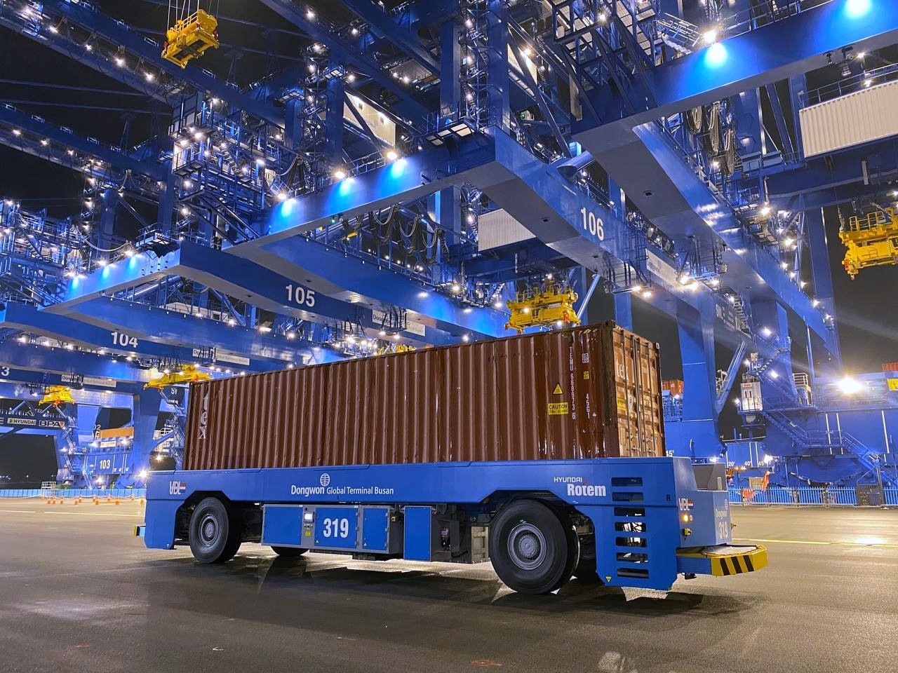 현대로템이 부산 신항 7부두에 공급한 AGV [사진제공=현대로템]