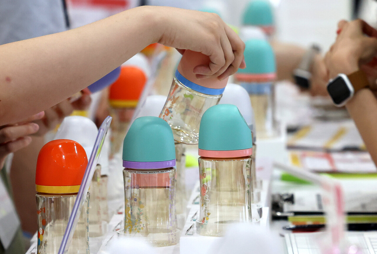 지난 9월 26일 서울 강남구 코엑스에서 개최된 ‘제46회 베페 베이비페어’에서 관람객이 젖병을 구경하고 있다. [사진제공=뉴시스]<br>