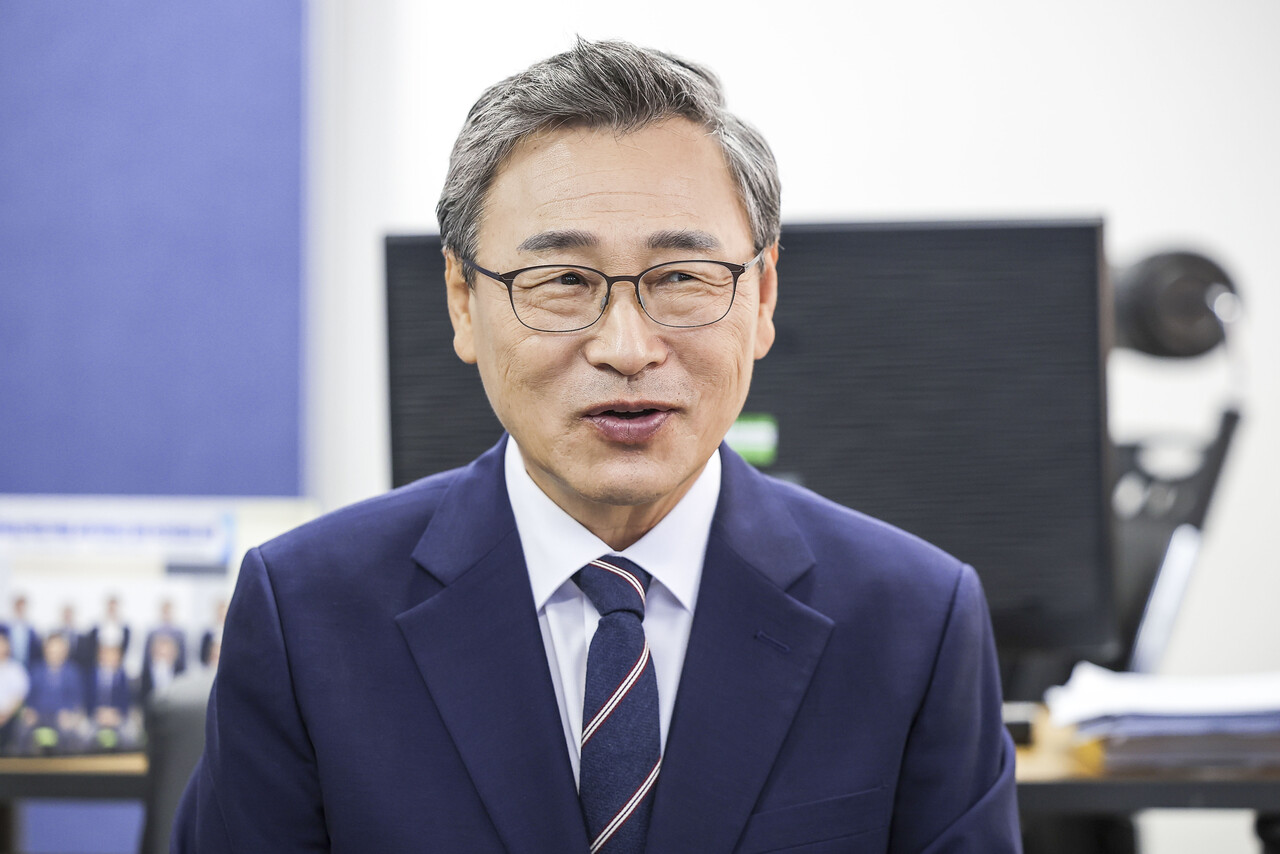 서울시교육감에 출마한 정근식 후보가 1일 서울 서대문구 선거사무소에서 열린 공무원노조 간담회에서 발언하고 있다. [사진제공=뉴시스]