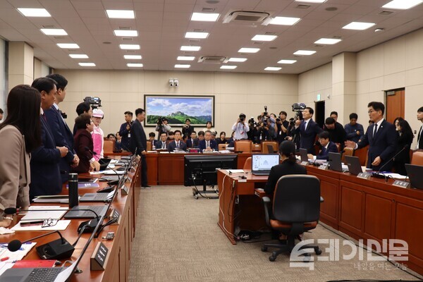 10일 서울 여의도 국회에서 열린 환경노동위원회 환경노동부 국정감사가 중지된 후에도 여야 의원들 간 설전이 이어지고 있다. ⓒ투데이신문