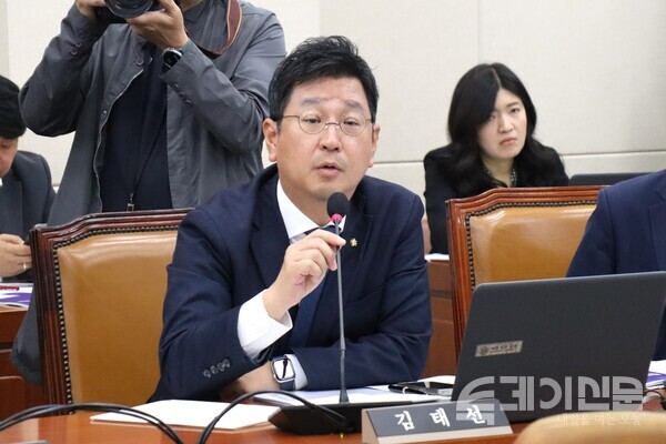 환경노동위원회 소속 더불어민주당 김태선 의원이 10일 서울 여의도 국회에서 열린 환경노동위원회 환경노동부 국정감사에서 설전을 벌이고 있다.&nbsp;ⓒ투데이신문