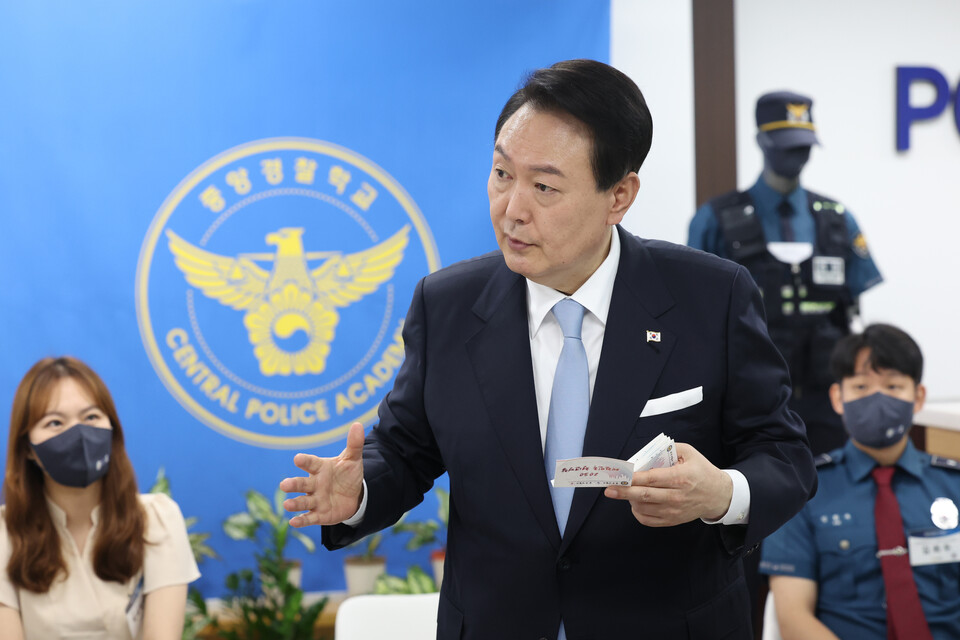 윤석열 대통령이 지난 2022년 8월 19일 충북 충주 중앙경찰학교 대운동장에서 열린 중앙경찰학교 310기 졸업식에서 졸업생들의 경례에 거수경례로 답하고 있다. [사진제공=뉴시스]